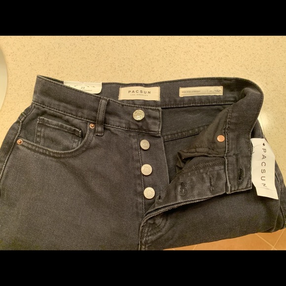 High Rise Black Mom Jeans - Picture 4 of 5